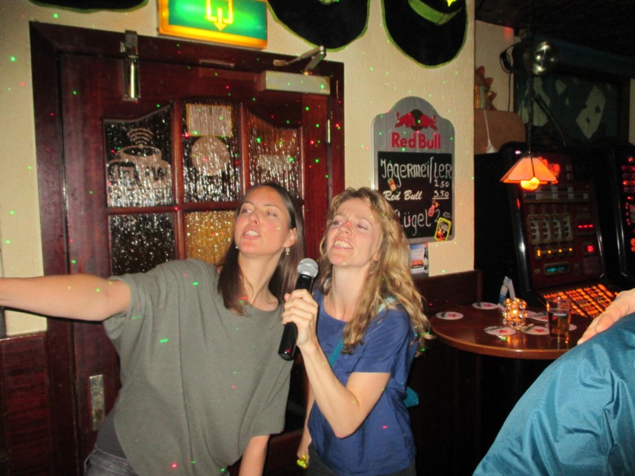 BaBo 10 jaar - 76  BaBo oprichtsters Rike en Eva aan de karaoke
